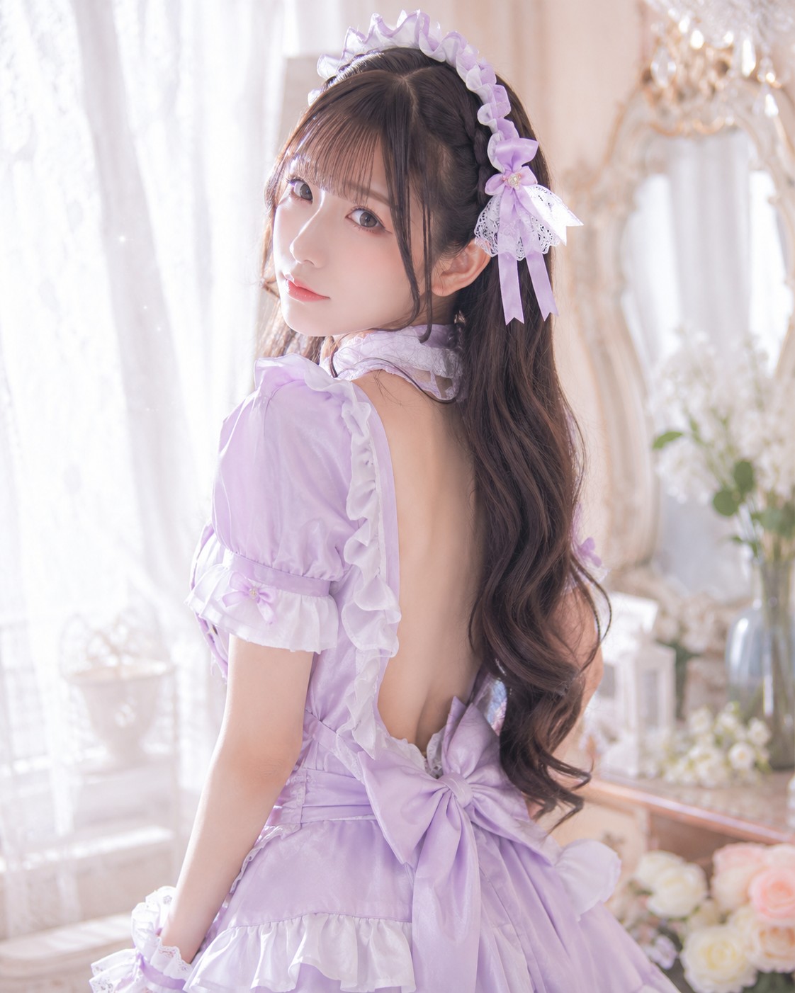 背中を向けて振り返るポーズ例