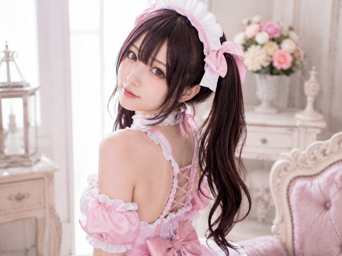 見返り首かしげポーズの写真例