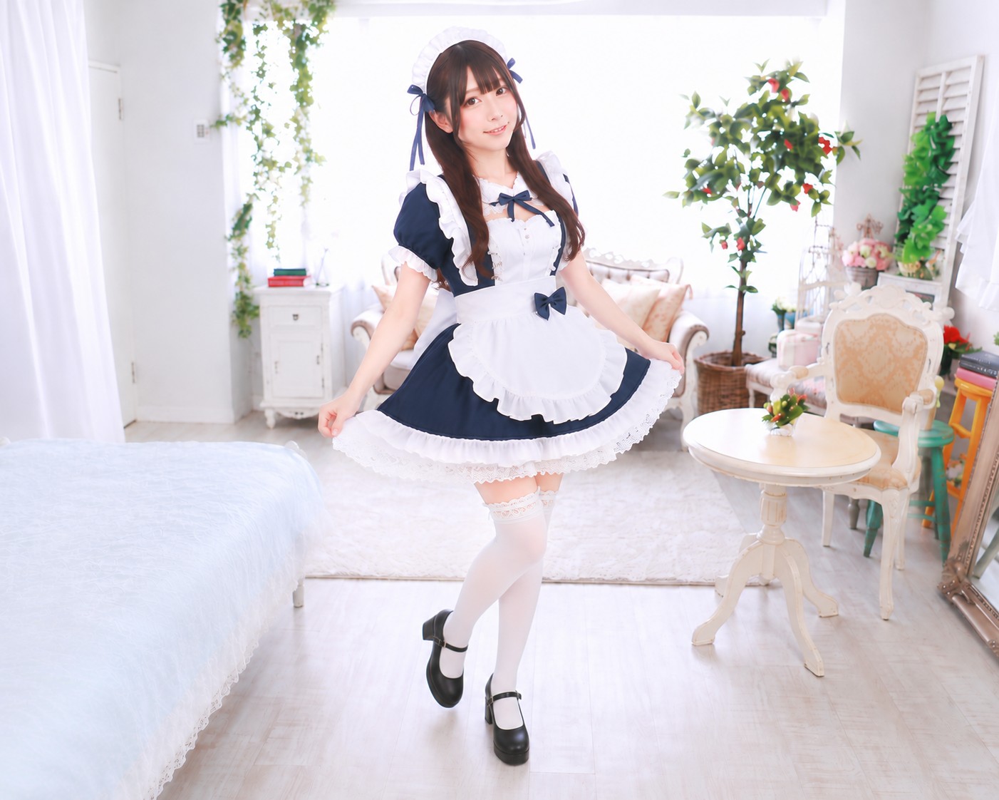 衣装の裾をつまむポーズの撮影例