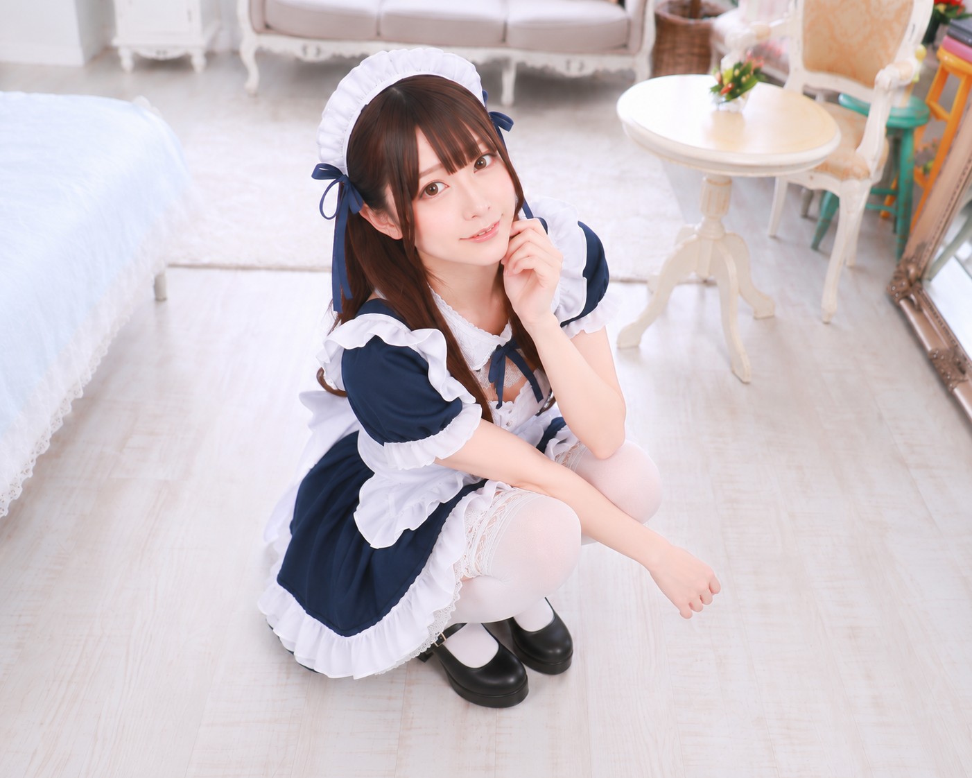 しゃがみ込みあおり目線ポーズの撮影例