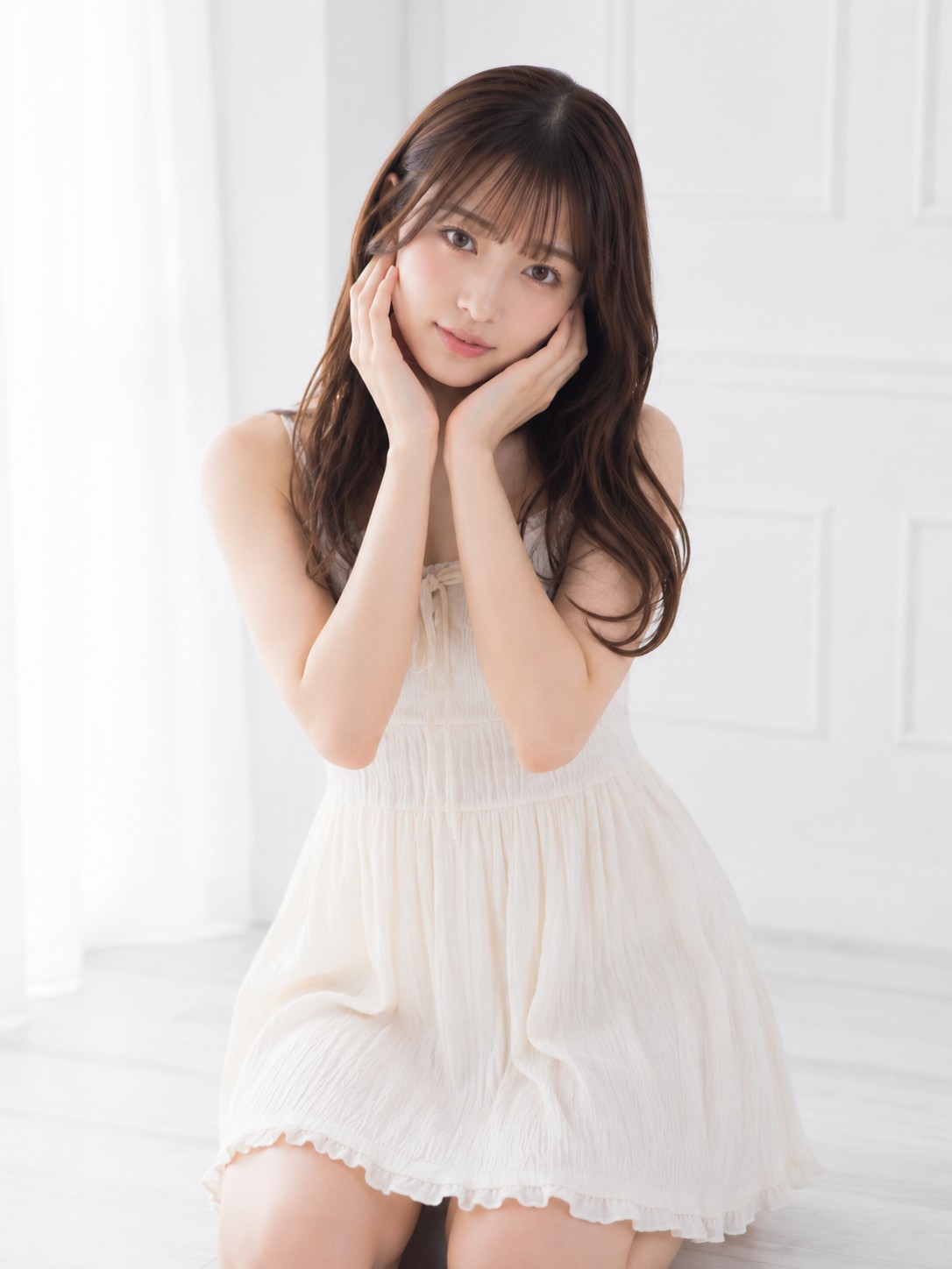 顔周りに手を添える撮影例